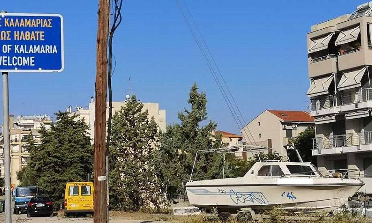 Θεσσαλονίκη: Παράτησαν το σκάφος σε πάρκο στην Καλαμαριά (pics)