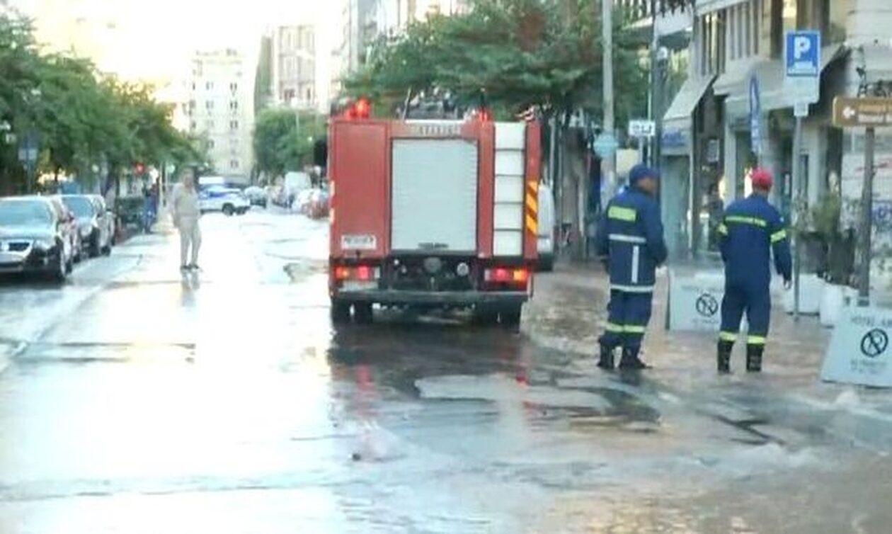 Θεσσαλονίκη: Η Ερμού «πλημμύρισε» έπειτα από ζημιά σε αγωγό νερού – Η περιοχή έμεινε χωρίς ρεύμα