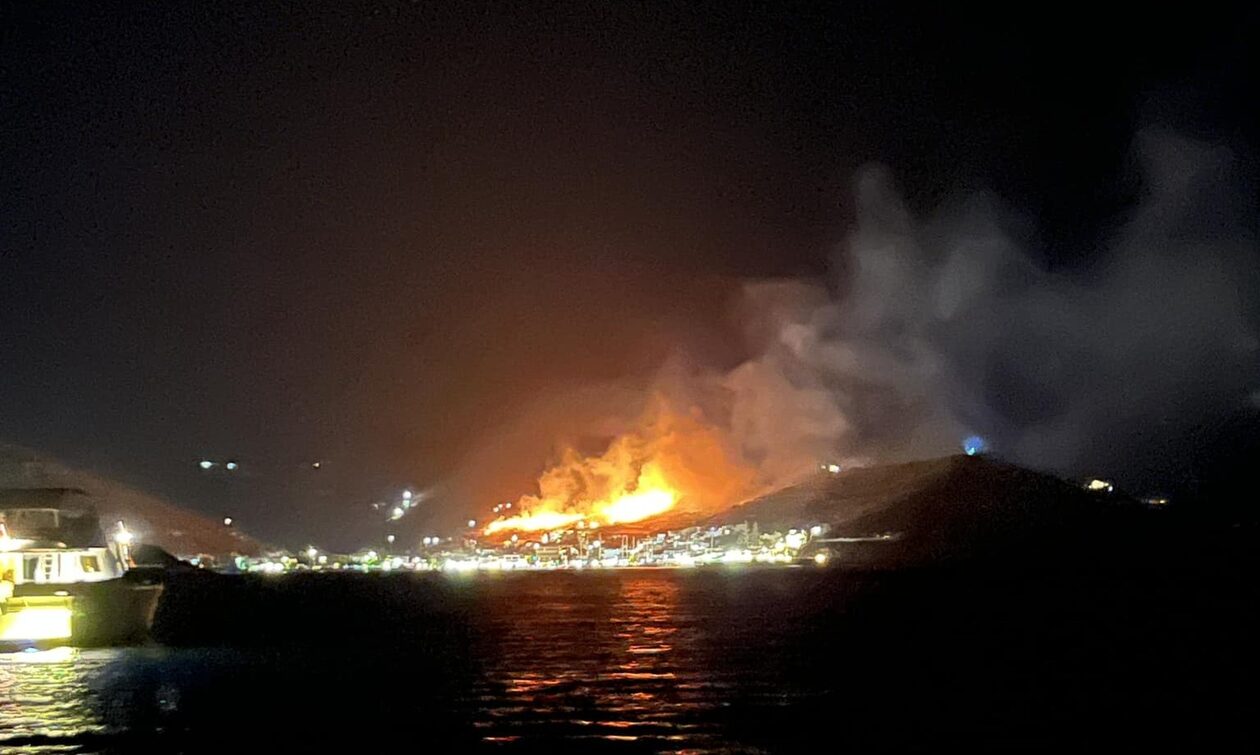Φωτιά στη Τζιά: Καίει κοντά σε οικισμό