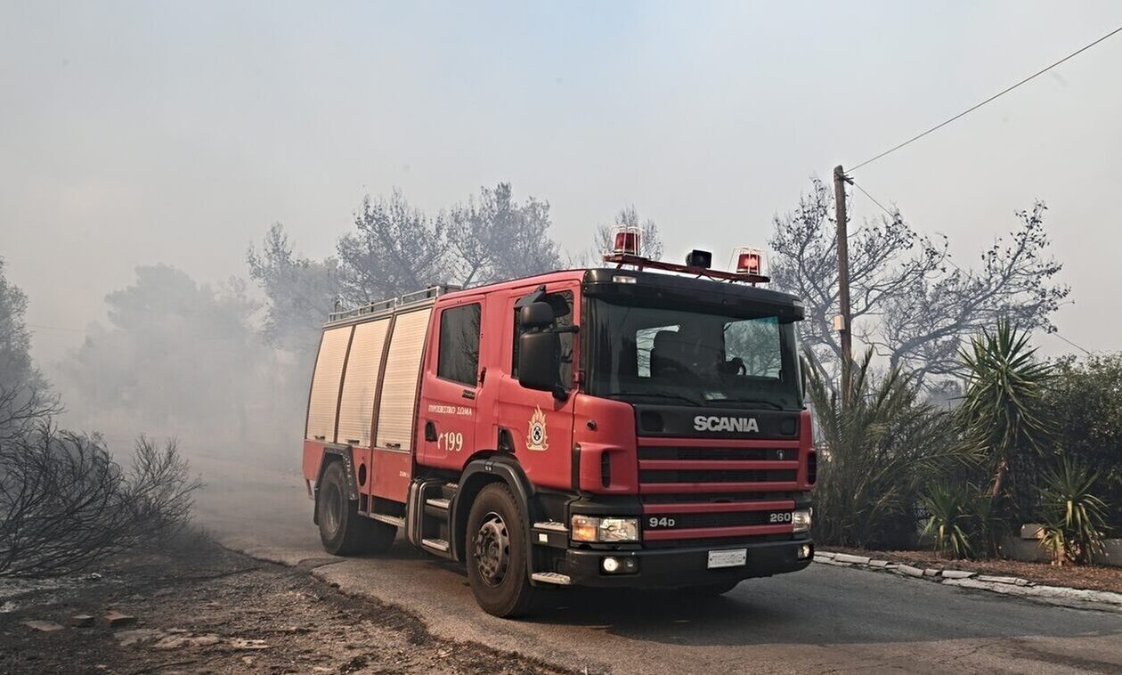Χωρίς ενεργό μέτωπο η φωτιά στον Ασπρόπυργο: Ισχυρή παρουσία της Πυροσβεστικής στο σημείο