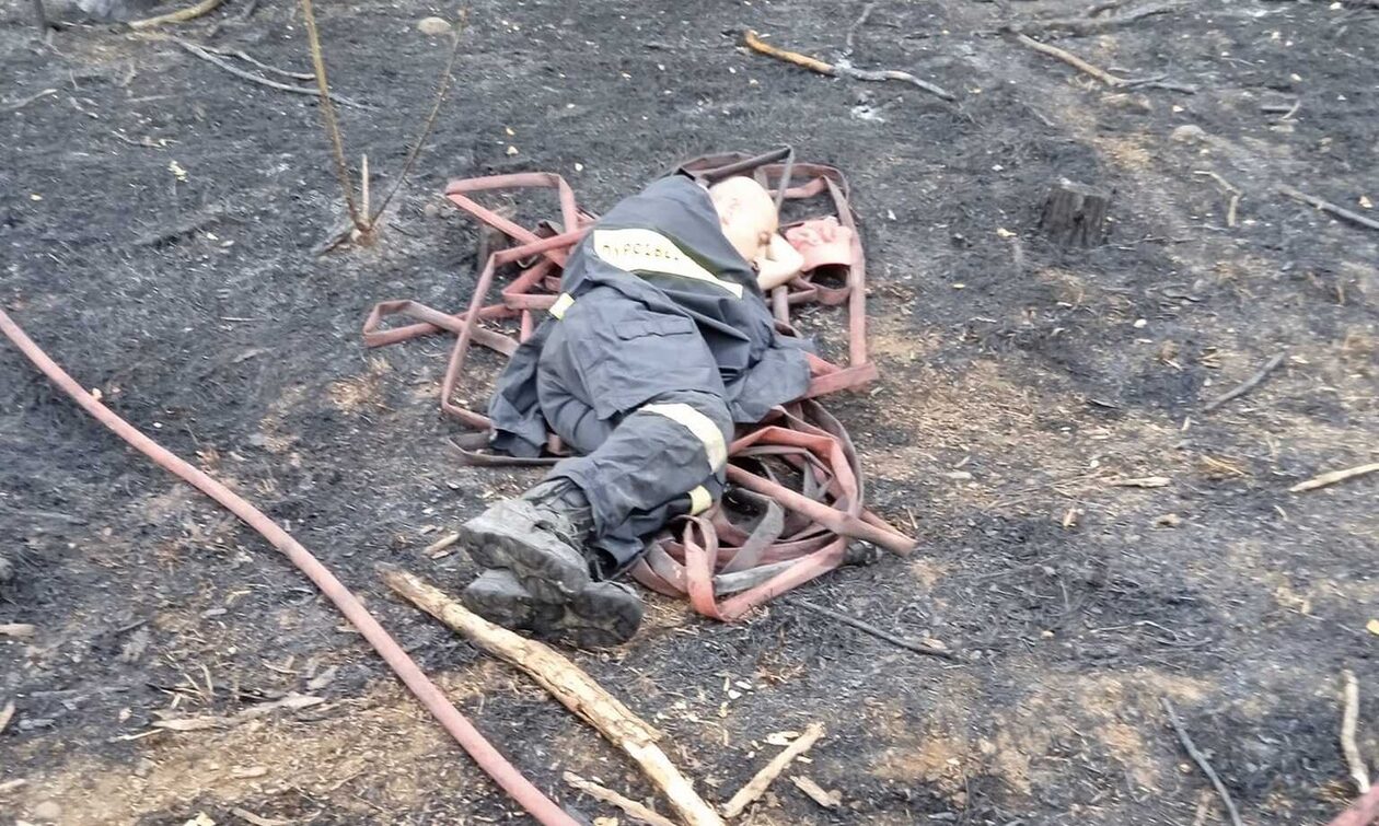 Έβρος: Συγκλονίζει η φωτογραφία του πυροσβέστη να κοιμάται στο χώμα