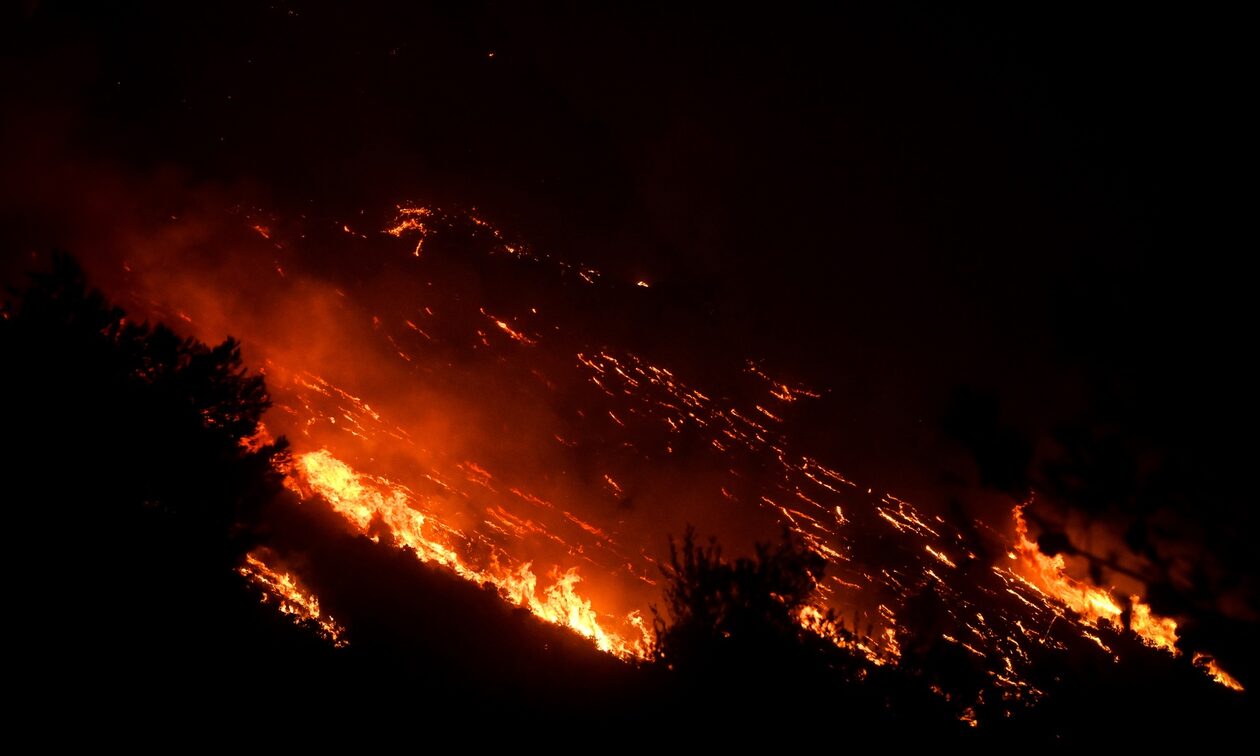 Ροδόπη: Δύσκολη νύχτα και ενίσχυση πυροσβεστικών δυνάμεων - Ανησυχία για πυρκαγιές σε όλη τη χώρα