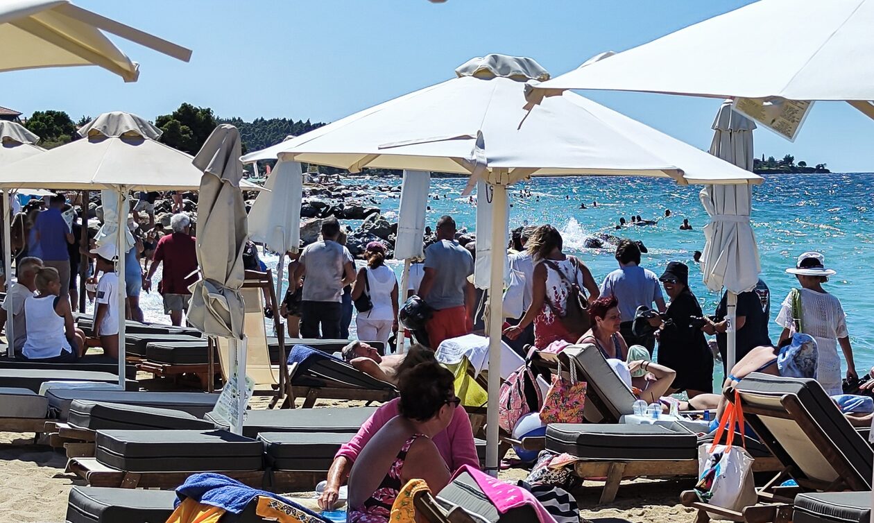 Κίνημα της πετσέτας: Εξαπλώνεται και στην Αττική - Χαμός με τις παράνομες επιχειρήσεις στις παραλίες
