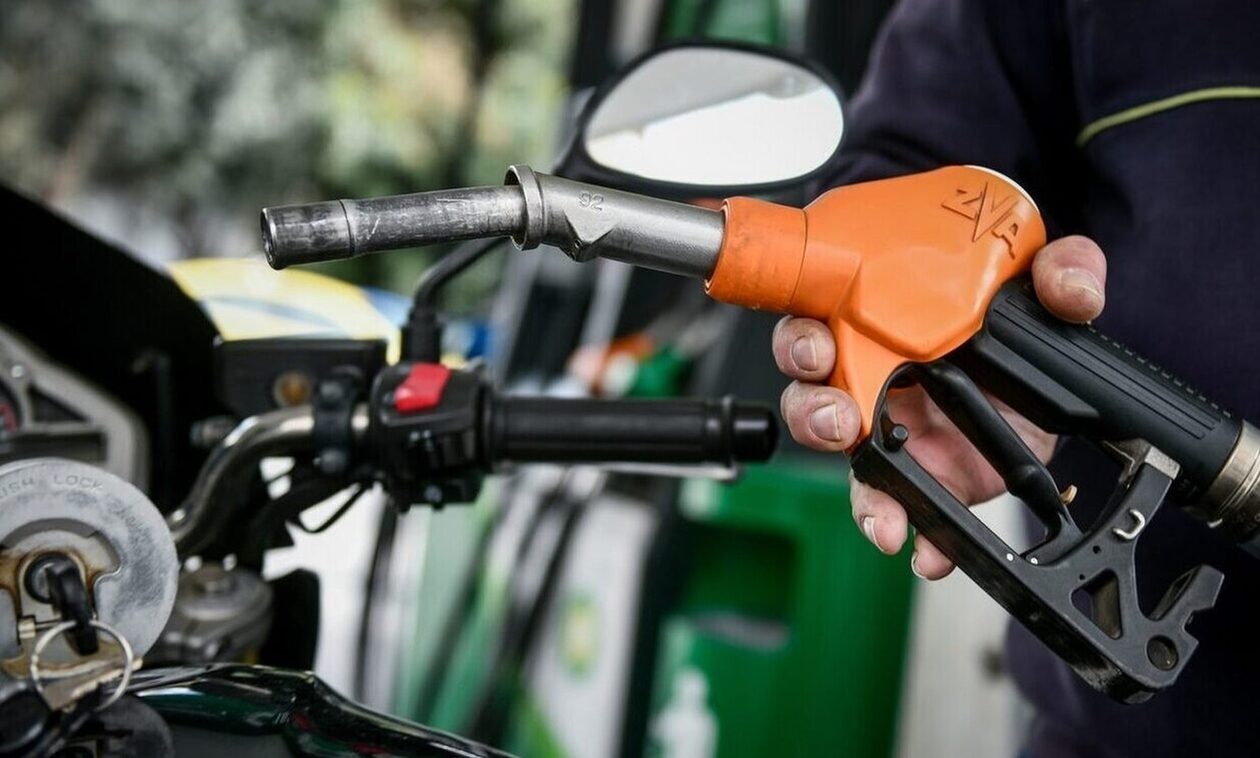 «Καίει» η τιμή της βενζίνης: Πάνω από 2 ευρώ η τιμή της στην Αττική - Πόσο κοστίζει στα νησιά