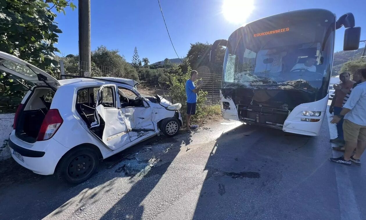 Σφοδρή σύγκρουση ΙΧ με λεωφορείο στη Σκιάθο: Σε κρίσιμη κατάσταση ο ένας οδηγός