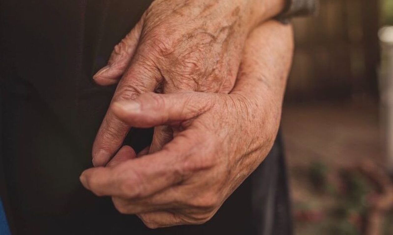 Απίστευτη ιστορία στον Πύργο: Υπέργηρο ζευγάρι 95 και 103 ετών «έφυγε» με διαφορά λίγων λεπτών