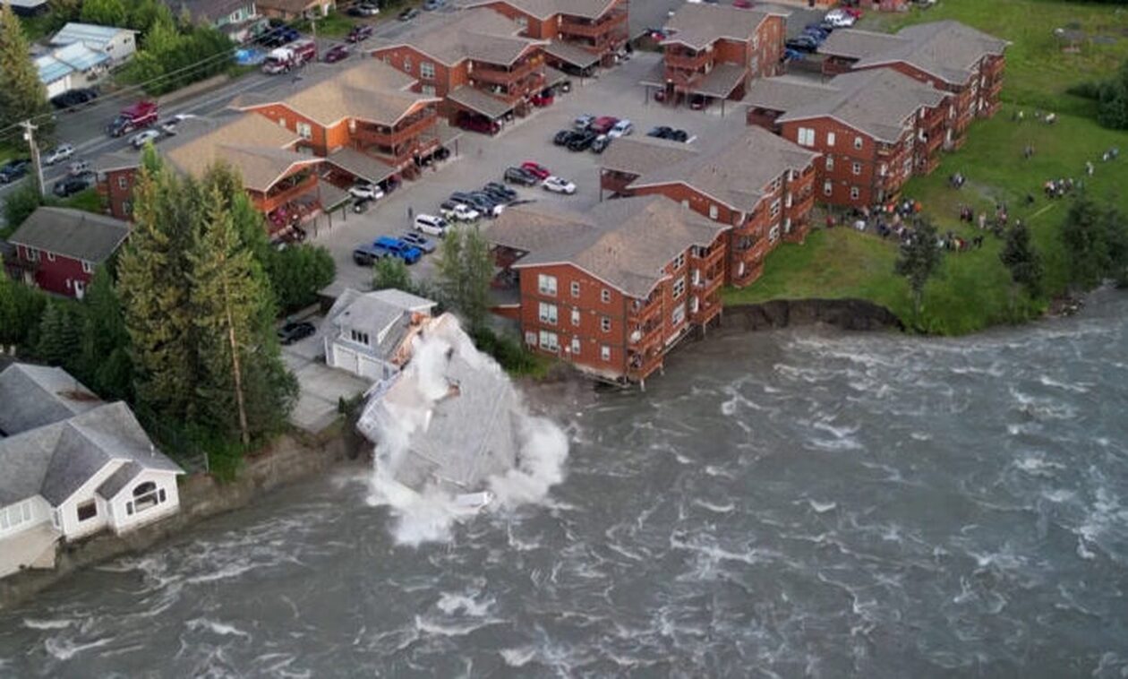 Αλάσκα: Σπίτι καταρρέει σε ποτάμι μετά από «έκρηξη παγετώνα» (video)