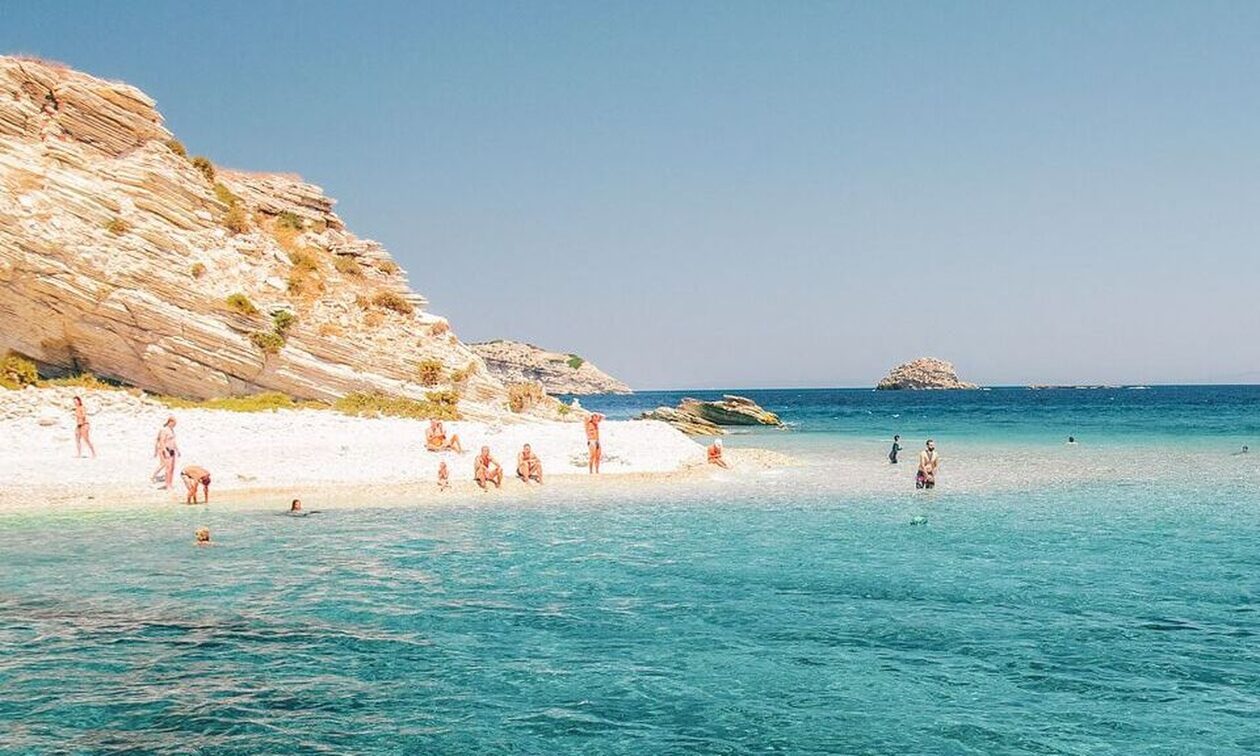 Αυτό είναι το ελληνικό νησί που λέει «όχι» στις ξαπλώστρες!