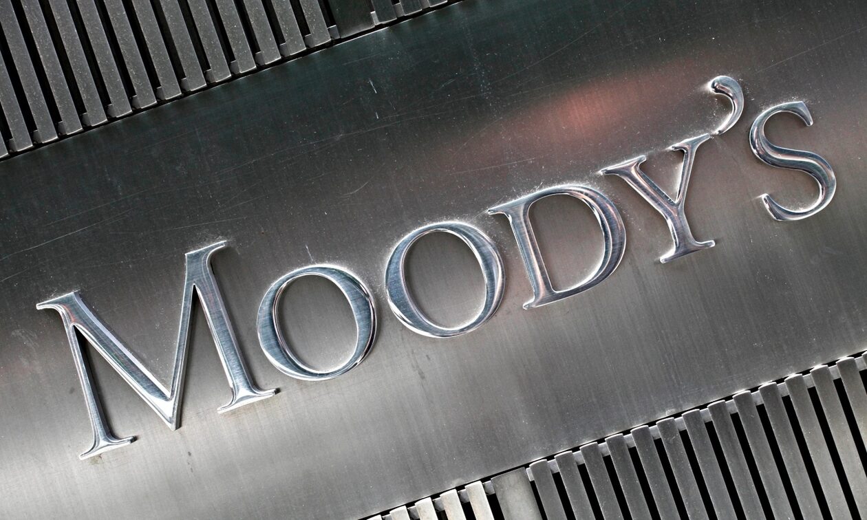 Ο οίκος Moody’s υποβάθμισε δέκα τράπεζες – Ποιοι «κολοσσοί» τίθενται υπό παρακολούθηση