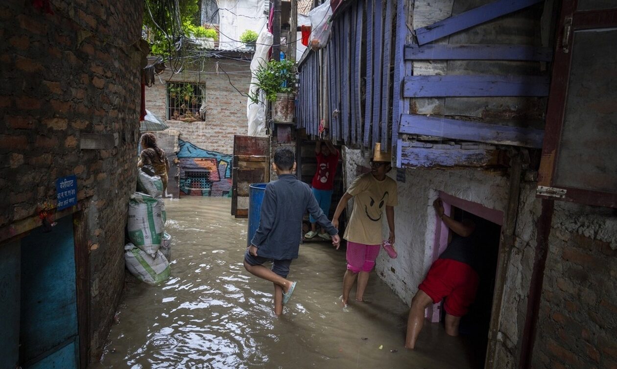 Συναγερμός στο Νεπάλ: Δεκάδες νεκροί από κατολισθήσεις και πλημμύρες