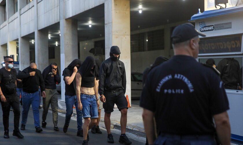 Νέα Φιλαδέλφεια: Ελεύθεροι οι τέσσερις Έλληνες από τους 98 συλληφθέντες – Ψάχνει τον δολοφόνο η ΕΛΑΣ