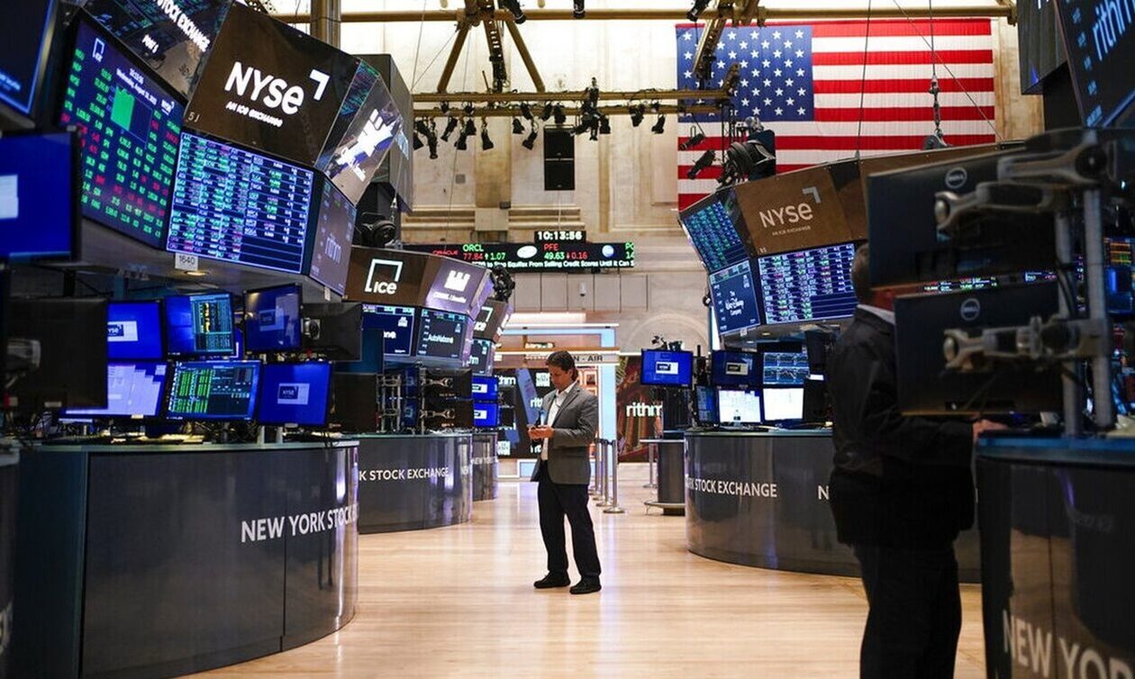 Απώλειες στη Wall Street μετά την υποβάθμιση αρκετών μικρών τραπεζών από τον οίκο Moody's