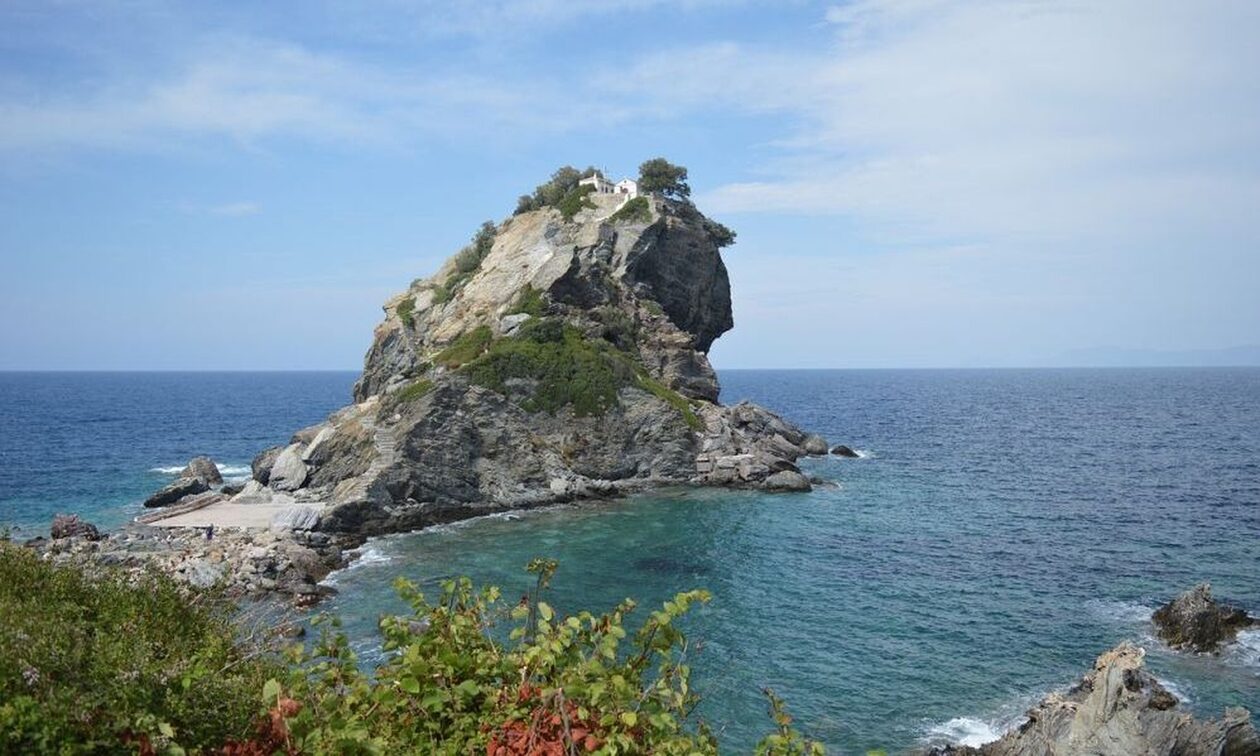 Σκόπελος: Το νησί-πρότυπο κατά του υπερτουρισμού, σύμφωνα με τη Le Figaro