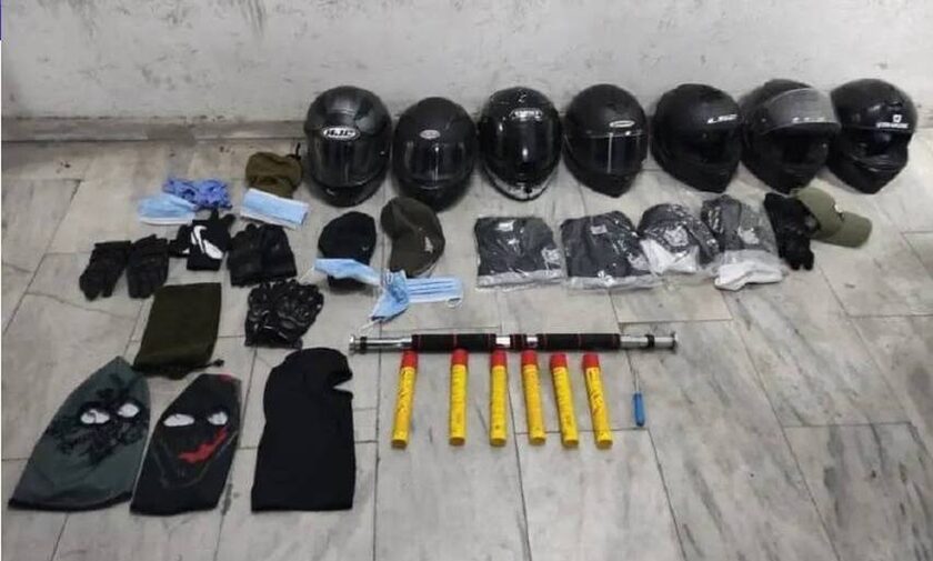 Θεσσαλονίκη: Έξι πυρσούς, κράνη και σιδερένια δοκό είχαν οι συλληφθέντες οπαδοί του ΠΑΟΚ