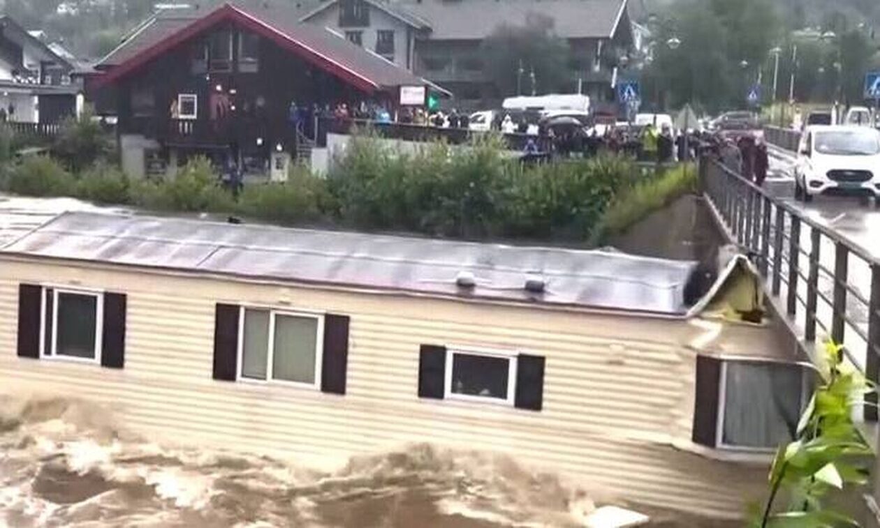 Πλημμύρες - Νορβηγία: Ορμητικά νερά παρασύρουν σπίτι και διαλύεται σε γέφυρα (vid)