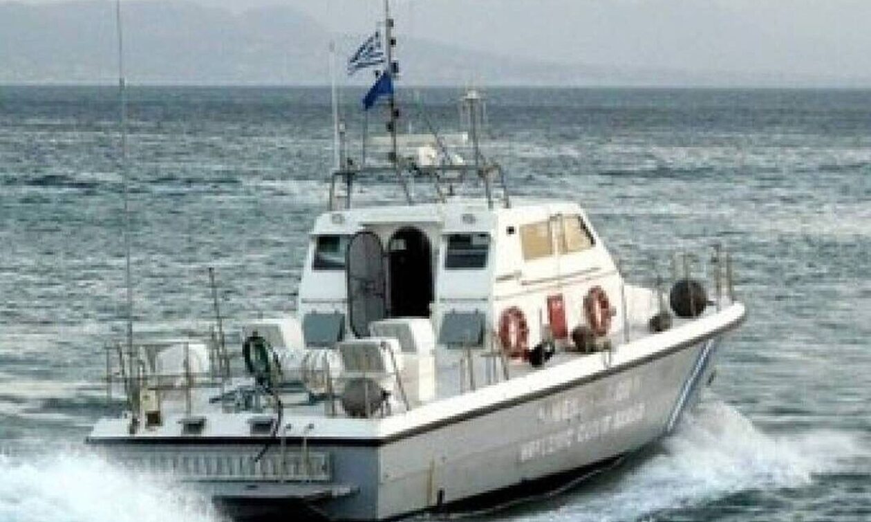 Χαλκιδική: Προσάραξε σκάφος στον όρμο Παναγιάς – Εγκλωβίστηκαν στα βράχια εννιά άτομα