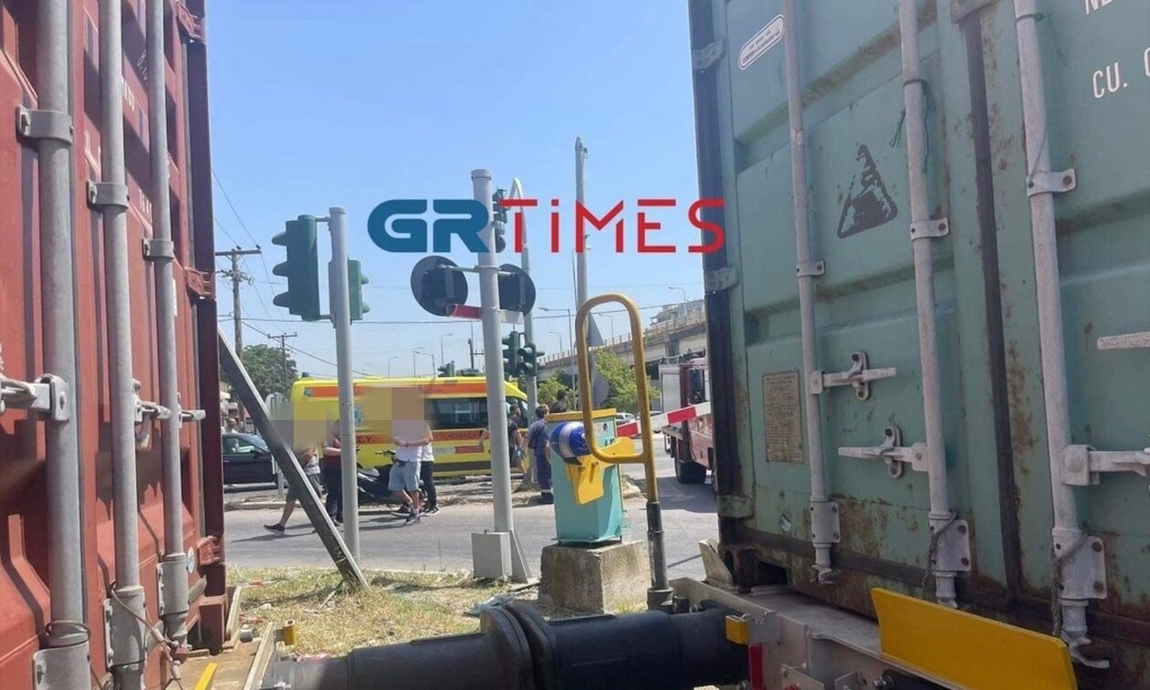 Μηχανή τρένου συγκρούστηκε με ΙΧ στη Θεσσαλονίκη – Ένας τραυματίας