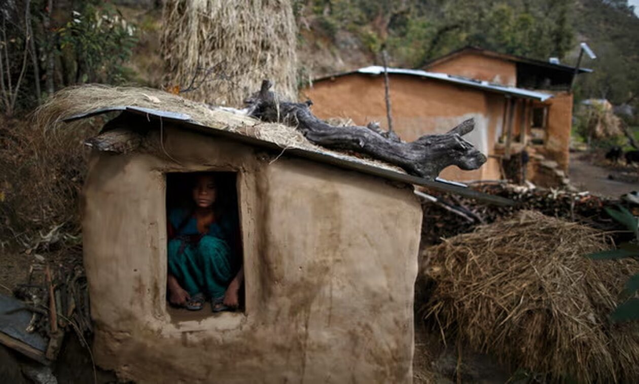Νεπάλ: Νεκρή 16χρονη που έμεινε σε καλύβα λόγω έμμηνου ρύσης - Η τοπική παράδοση «Τσαουπάντι»