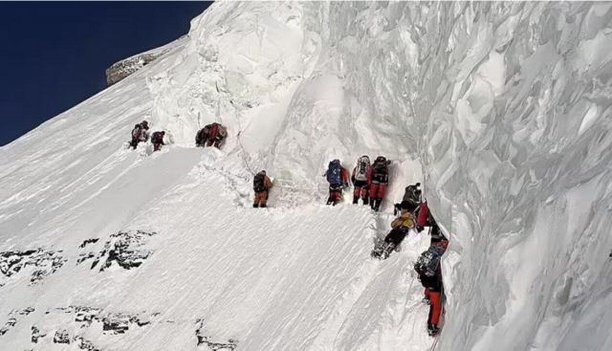 Σάλος με βίντεο που δείχνει ορειβάτες να εγκαταλείπουν ετοιμοθάνατο αχθοφόρο για να ανέβουν στην Κ2