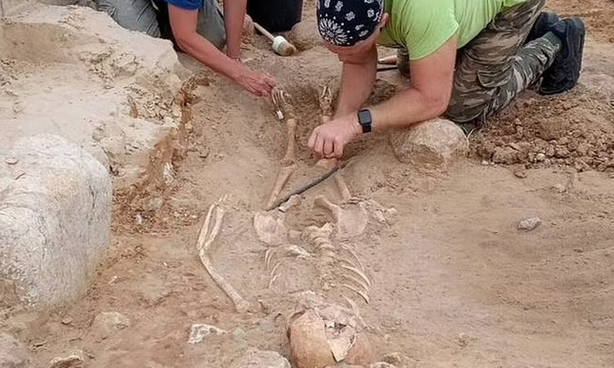 Πολωνία: Λείψανα παιδιού «βρικόλακα» ανακάλυψαν αρχαιολόγοι - Ήταν δεμένο με λουκέτο