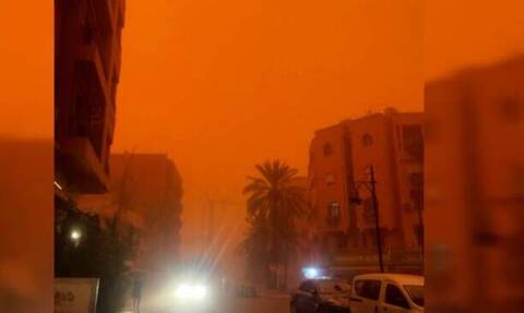 Απόκοσμες εικόνες στο Μαρόκο: Αμμοθύελλα «έβαψε» κόκκινο τον ουρανό στο Μαρακές (vid)