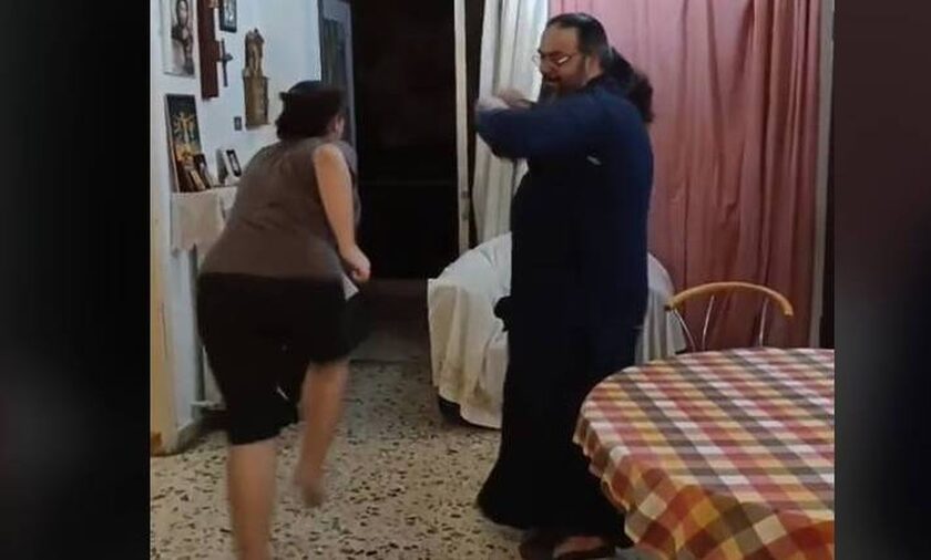 TikTok: Ο ιερέας που έγινε viral με τις χορευτικές του φιγούρες (vid)