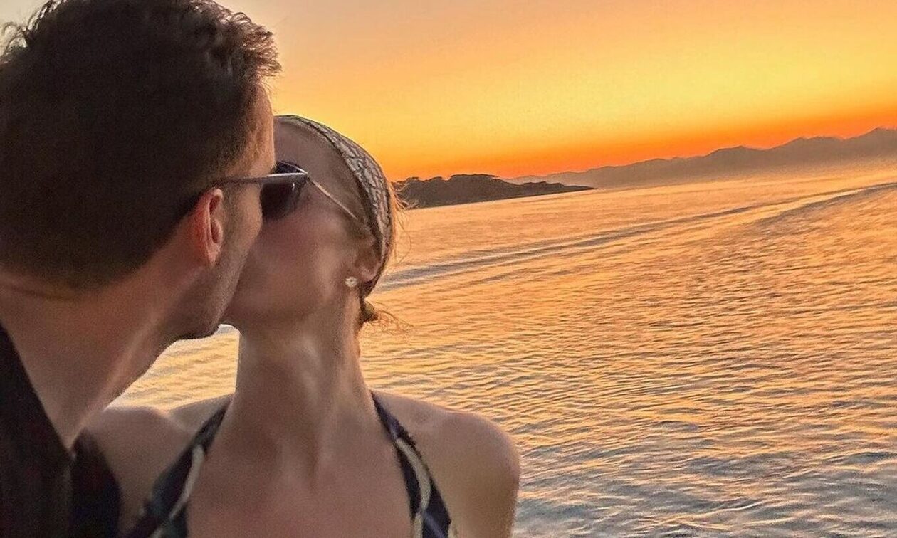 Πάρις Χίλτον: Τα φιλιά της «χρυσής» κληρονόμου με τον σύζυγό της στο ελληνικό ηλιοβασίλεμα