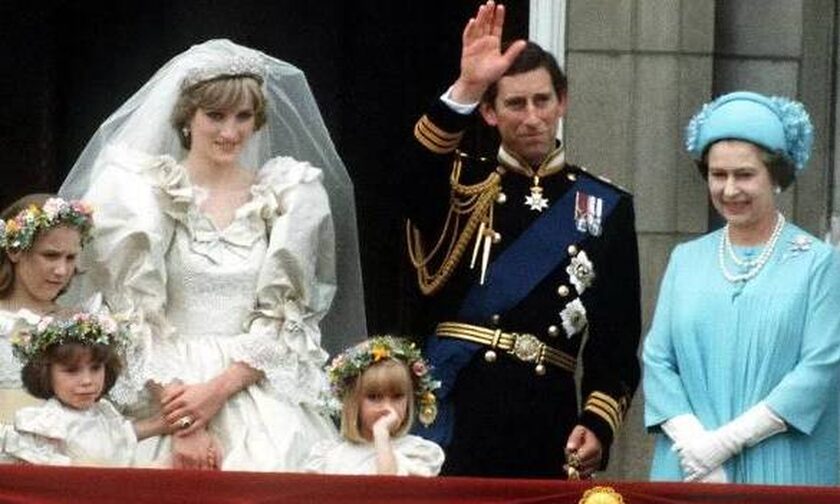 Βασίλισσα Ελισάβετ: Η «γαλάζια κατάρα» - Οι 4 φορές που φόρεσε μπλε σε γάμο και τα ζευγάρια χώρισαν
