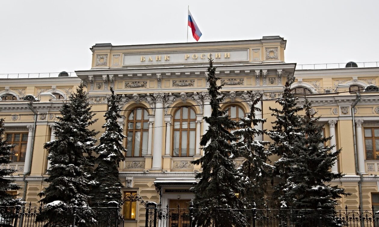 Η Τράπεζα της Ρωσίας συγκαλεί έκτακτη συνεδρίαση μετά τη «βουτιά» στο ρούβλι
