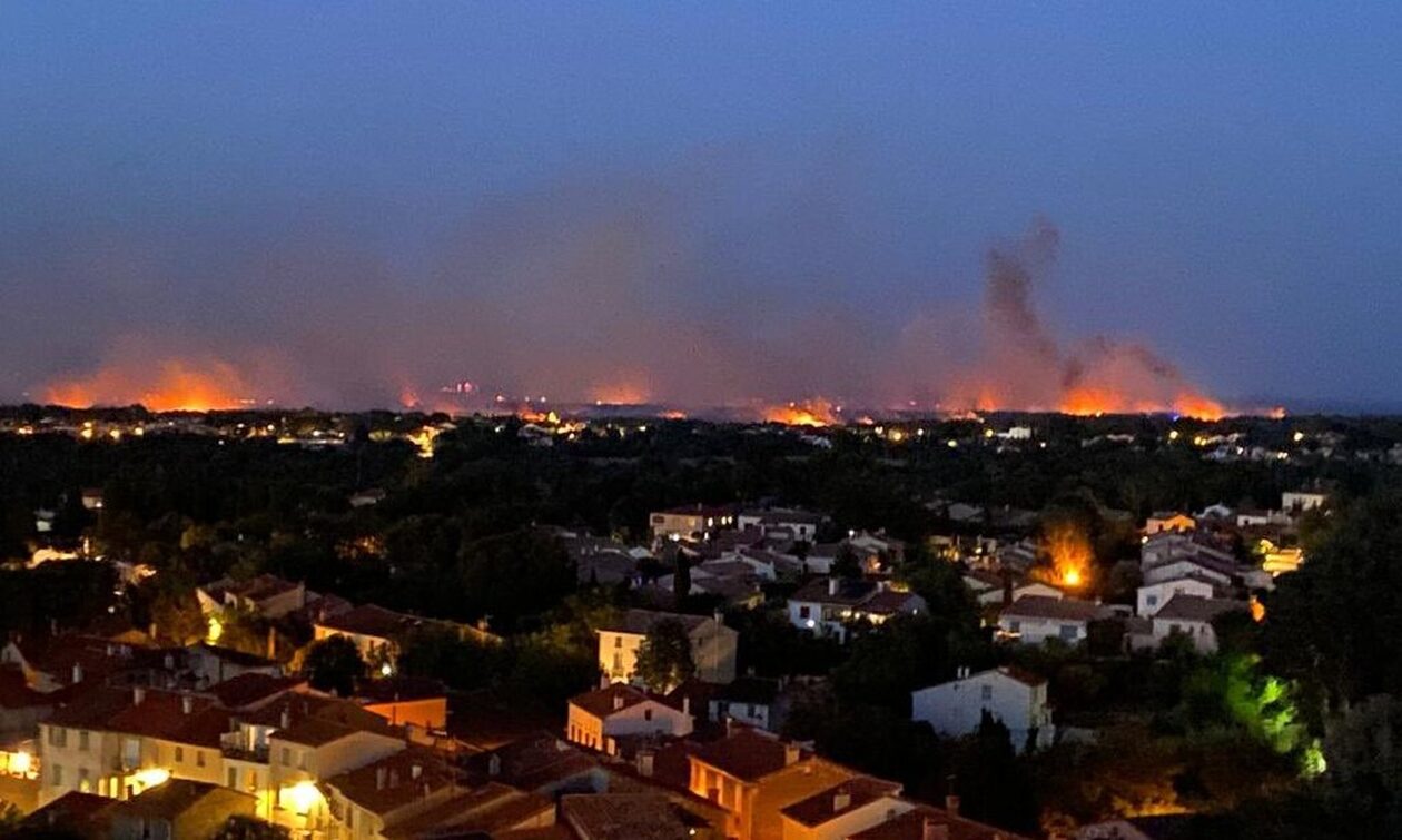 Μεγάλη φωτιά στη νότια Γαλλία – Χιλιάδες παραθεριστές εγκατέλειψαν τις κατοικίες τους
