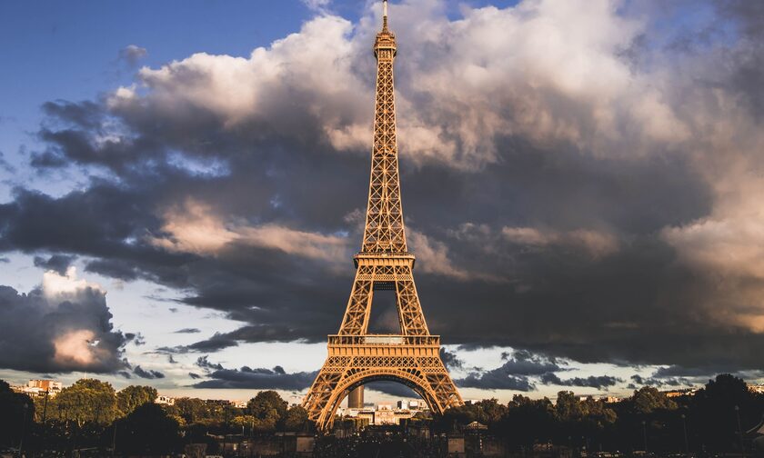 Γαλλία: Μεθυσμένοι τουρίστες βρέθηκαν να κοιμούνται στην... κορυφή του Πύργου του Άιφελ