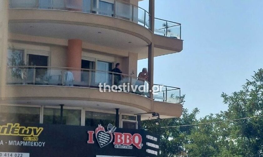Συναγερμός στη Θεσσαλονίκη: Μεθυσμένος άνδρας βγήκε οπλισμένος στο μπαλκόνι