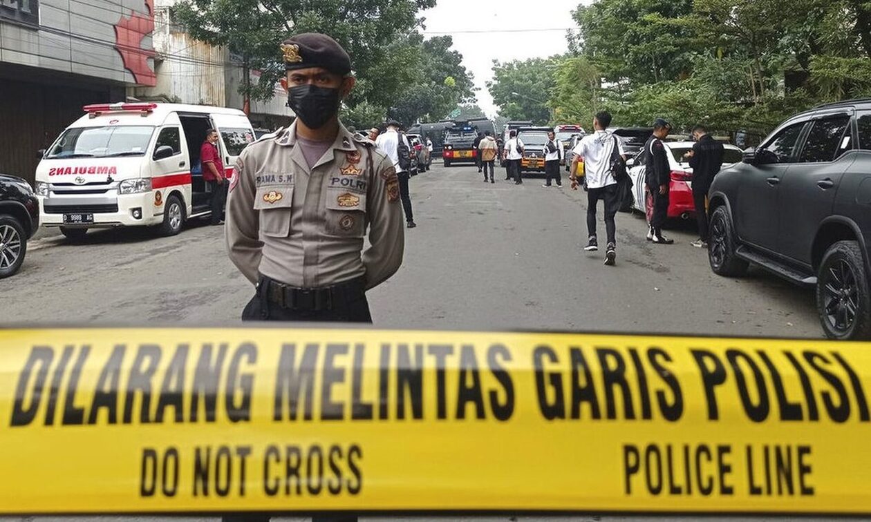 Ινδονησία: Επιβατική αμαξοστοιχία παρέσυρε αυτοκίνητο – Δύο νεκροί και δύο τραυματίες