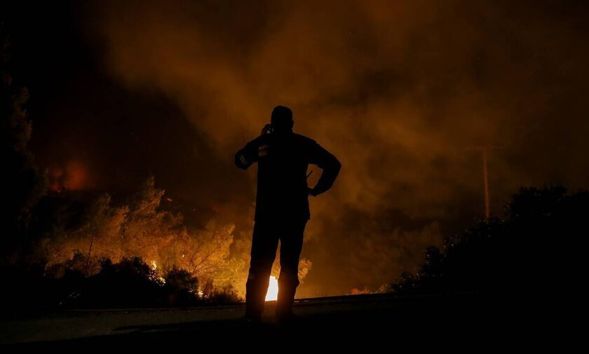 Φωτιά στο Ηράκλειο Κρήτης - Ενισχύθηκαν οι δυνάμεις της Πυροσβεστικής