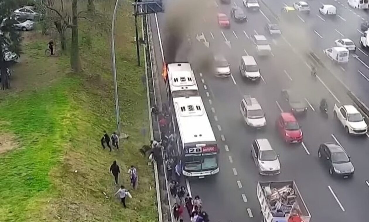 Μπουένος Άιρες: Λεωφορείο τυλίχθηκε στις φλόγες - Στιγμές τρόμου για τους επιβάτες