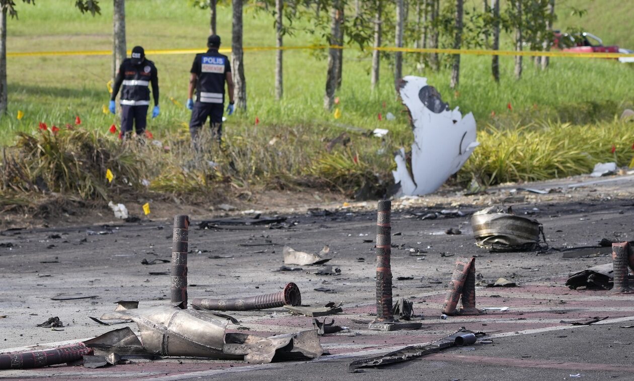 Τραγωδία στη Μαλαισία: Αεροπλάνο συνετρίβη σε αυτοκινητόδρομο - Τουλάχιστον 10 νεκροί