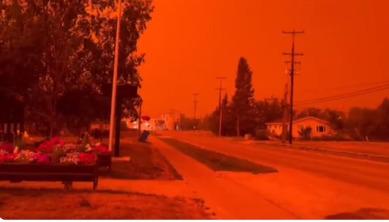 Ζοφερός και απόκοσμος ο ουρανός στον Καναδά - Τρομακτικές οι εικόνες από τις πυρκαγιές