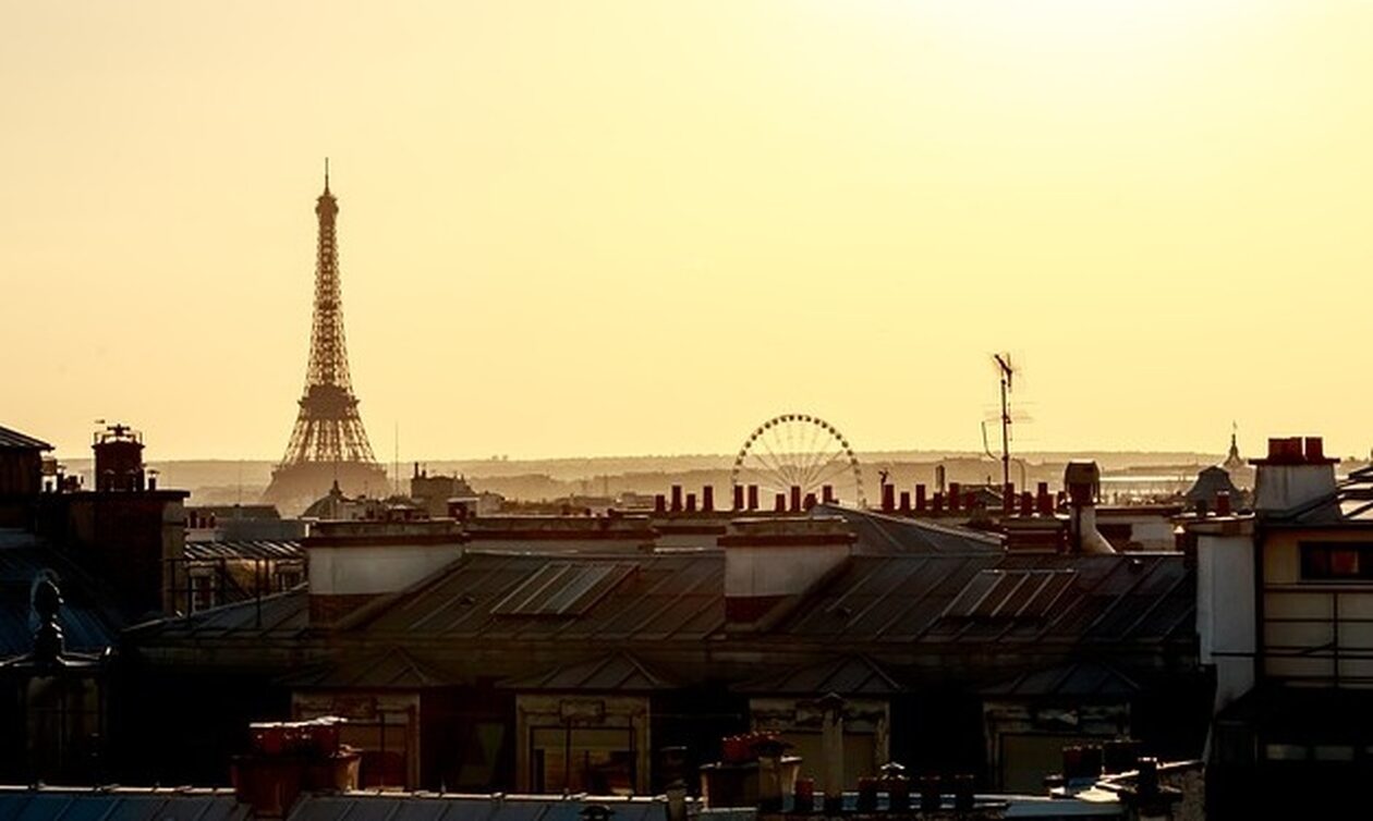 Παρίσι: Πήδηξε με αλεξίπτωτο από τον πύργο του Άιφελ και φυσικά... συνελήφθη