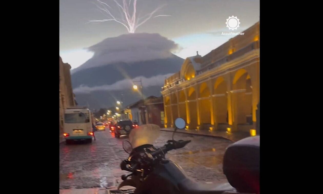 Συγκλονιστικό βίντεο - Η στιγμή που κεραυνός χτυπάει ηφαίστειο στη Γουατεμάλα