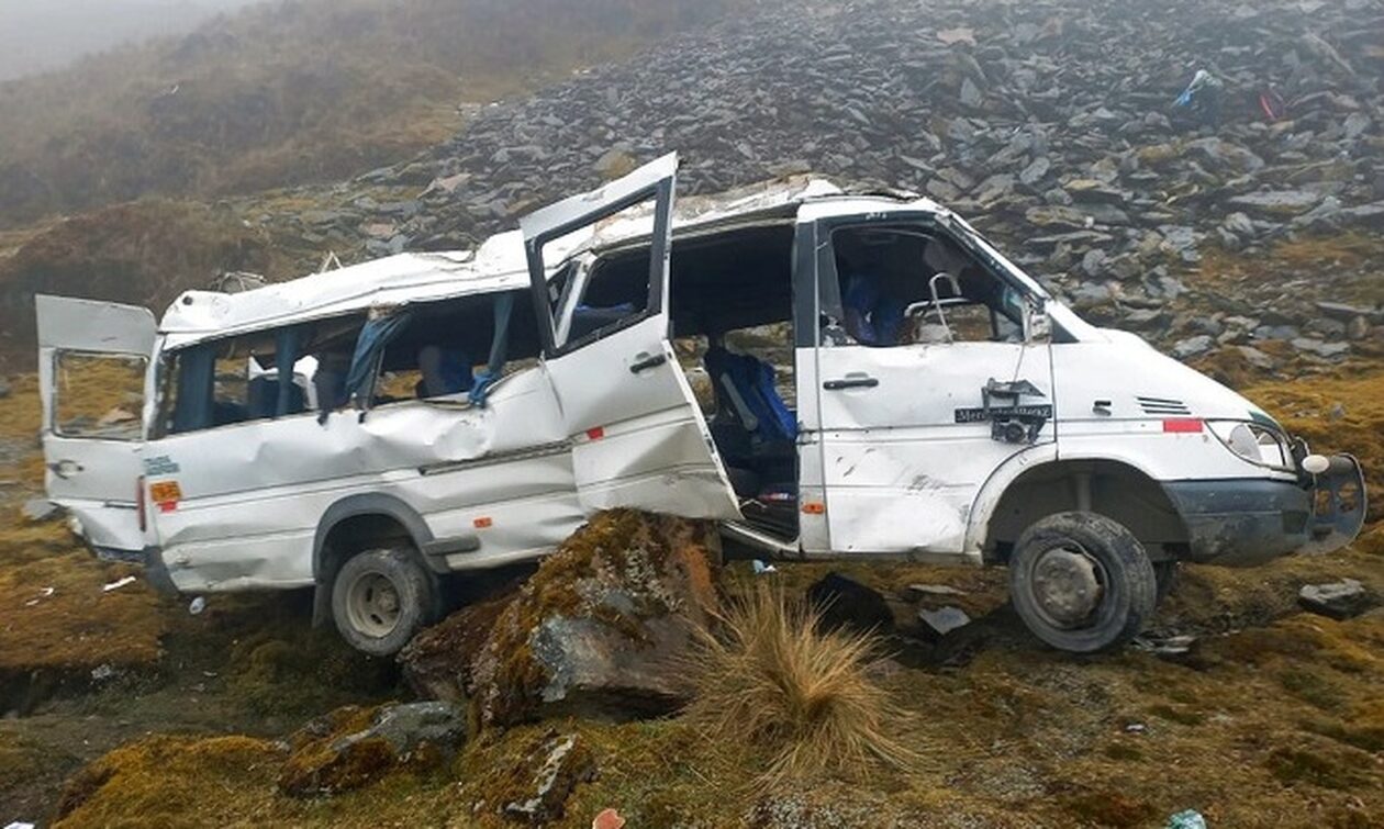 Περού: Λεωφορείο ανατράπηκε κι έπεσε σε γκρεμό 200 μέτρων - Τουλάχιστον 10 νεκροί