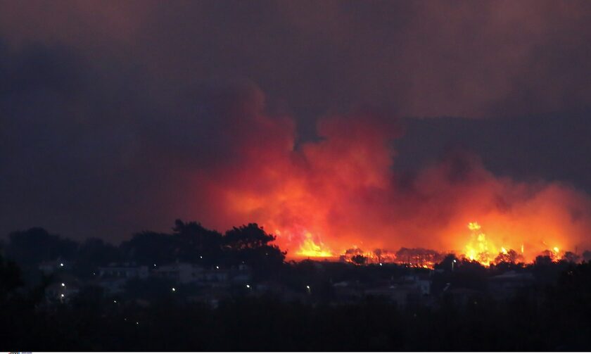 Φωτιά στην Αλεξανδρούπολη: Νέα νύχτα αγωνίας - Εκκενώθηκαν 12 οικισμοί, στο νοσοκομείο πυροσβέστες