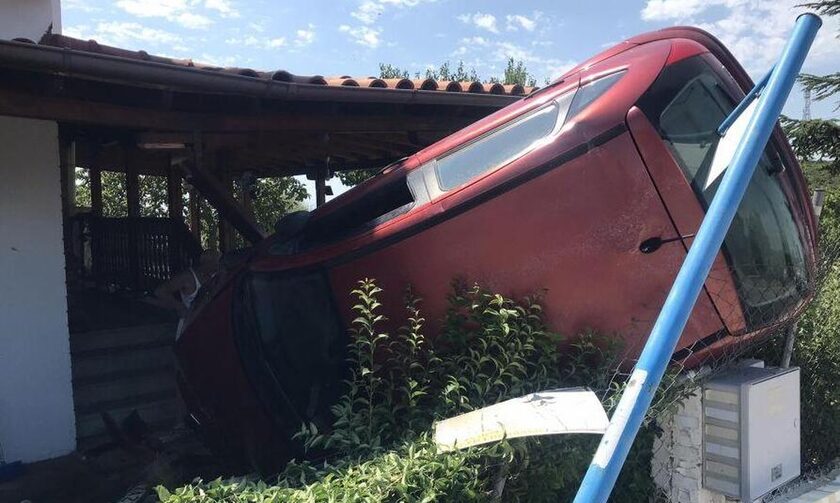 Θεσσαλονίκη: Αυτοκίνητο «προσγειώθηκε» σε αυλή στο Φίλυρο - Δεύτερο περιστατικό στο ίδιο σπίτι