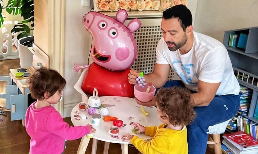 Σάκης Τανιμανίδης: Παίζει με τις κόρες του και το απολαμβάνει