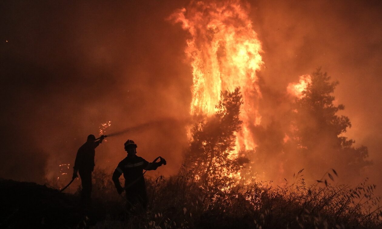 Φωτιά στη Βοιωτία: Ανεξέλεγκτο το μέτωπο της πυρκαγιάς - Δύσκολη νύχτα στο Σαράντι