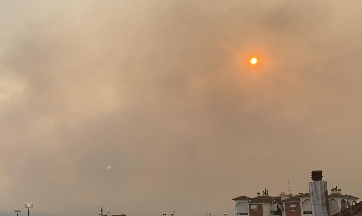 Πυκνοί καπνοί από τις πυρκαγιές κάλυψαν τον ουρανό της Λάρισας