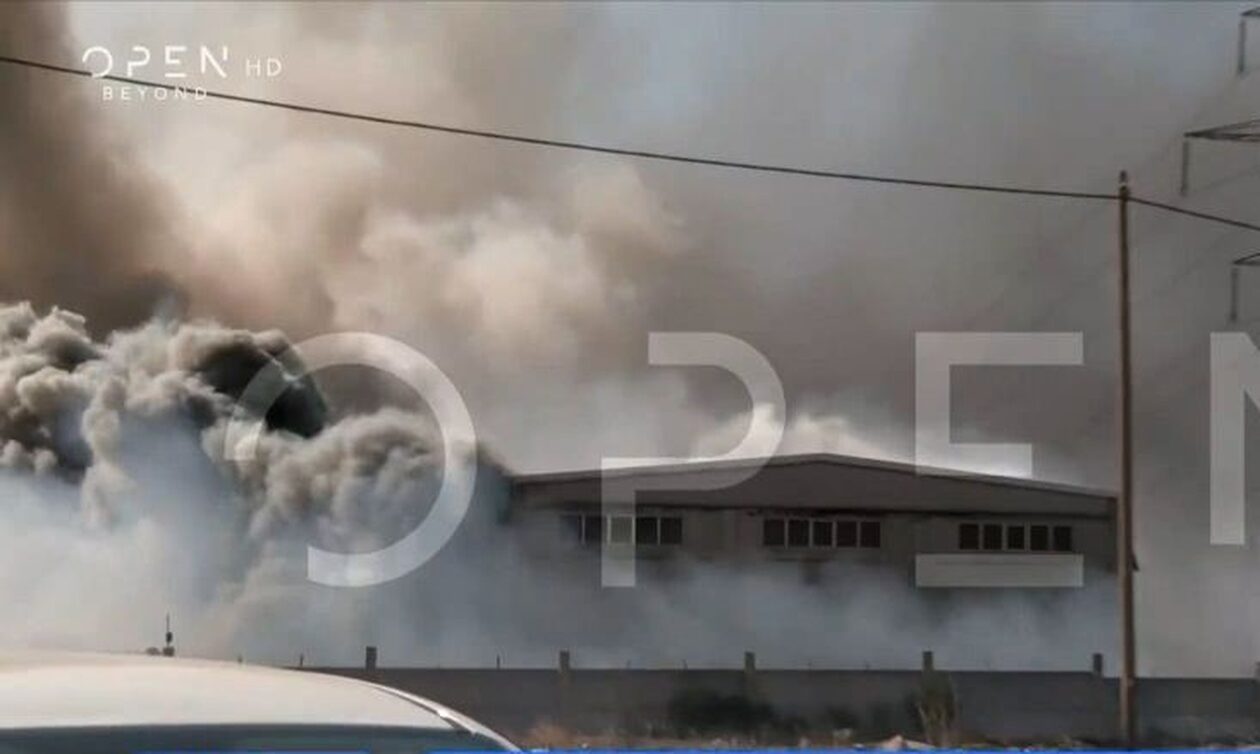 Ασπρόπυργος: Καίγεται εργοστάσιο στη βιομηχανική ζώνη