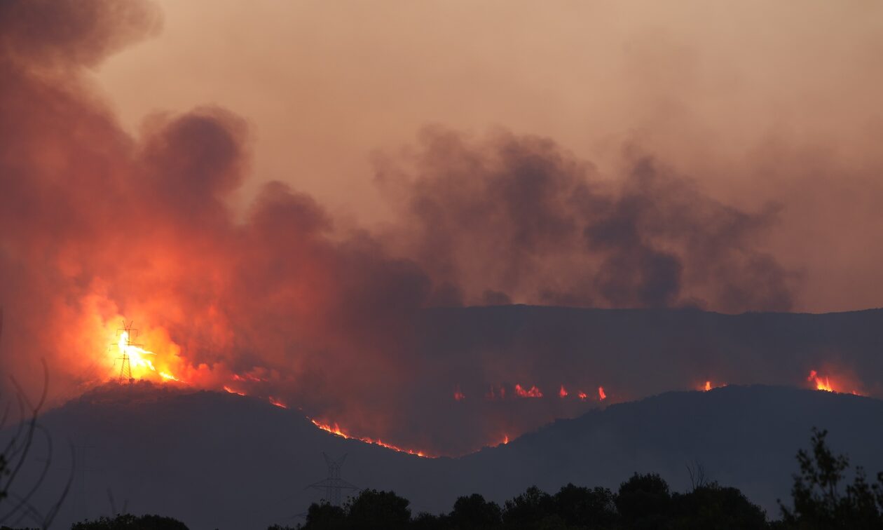 Φωτιές: 110.000 τετρ. χιλιόμετρα καλύπτει ο καπνός - Πώς φαίνονται από γωνιές της Ελλάδας