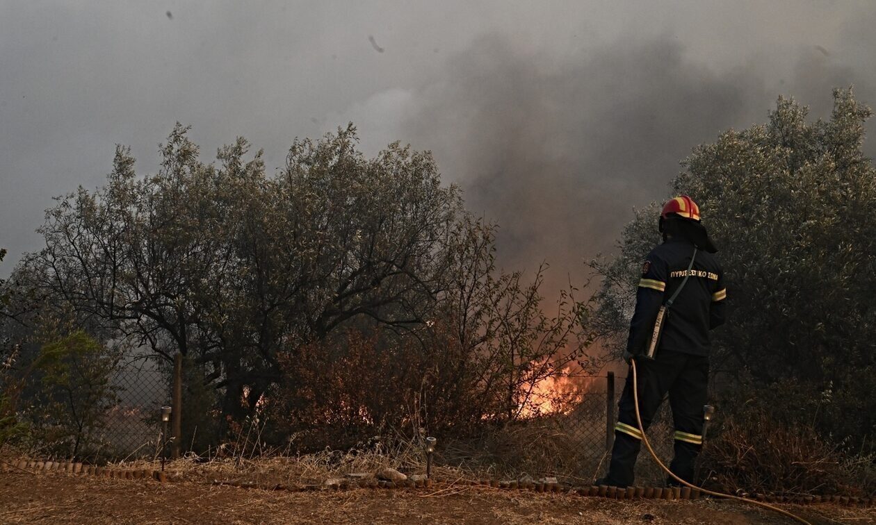 Φωτιά τώρα: Νέο πύρινο μέτωπο στα Καλύβια