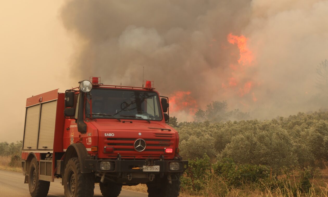 Φωτιά στα Καλύβια: Μήνυμα από το 112 για εκκένωση στη Βαλομάνδρα