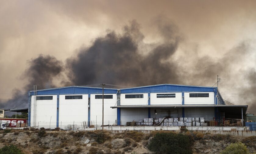 Μαίνεται η πυρκαγιά στο Ασπρόπυργο: Kαίγονται εργοστάσια, εκκενώθηκαν οικισμοί